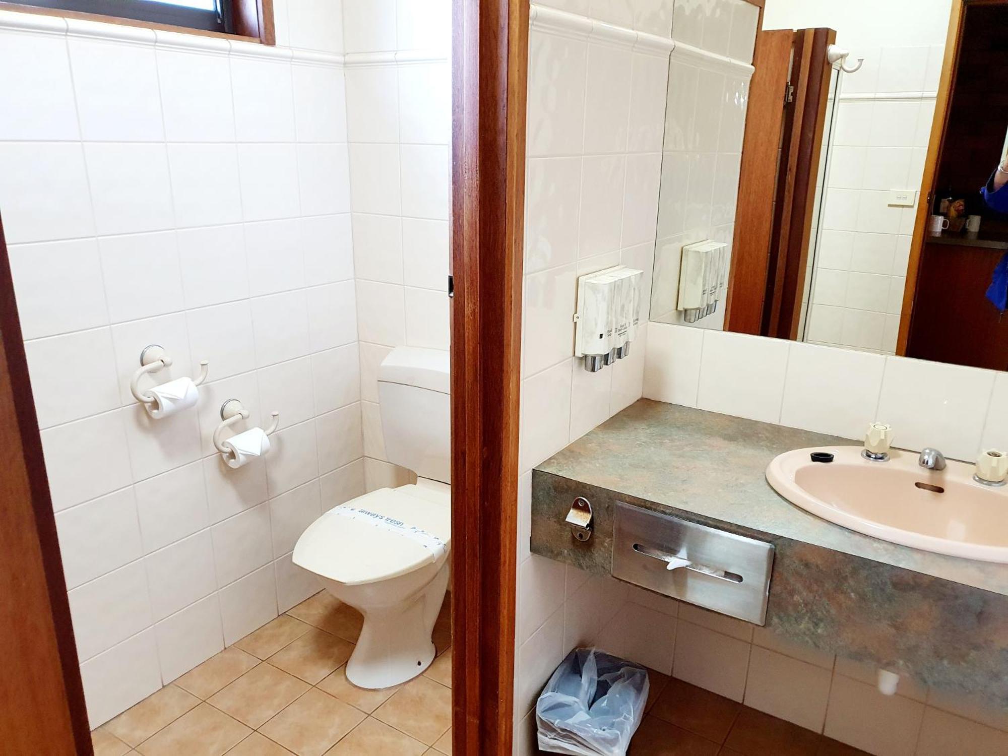 Golden Grain Motor Inn Horsham Room photo